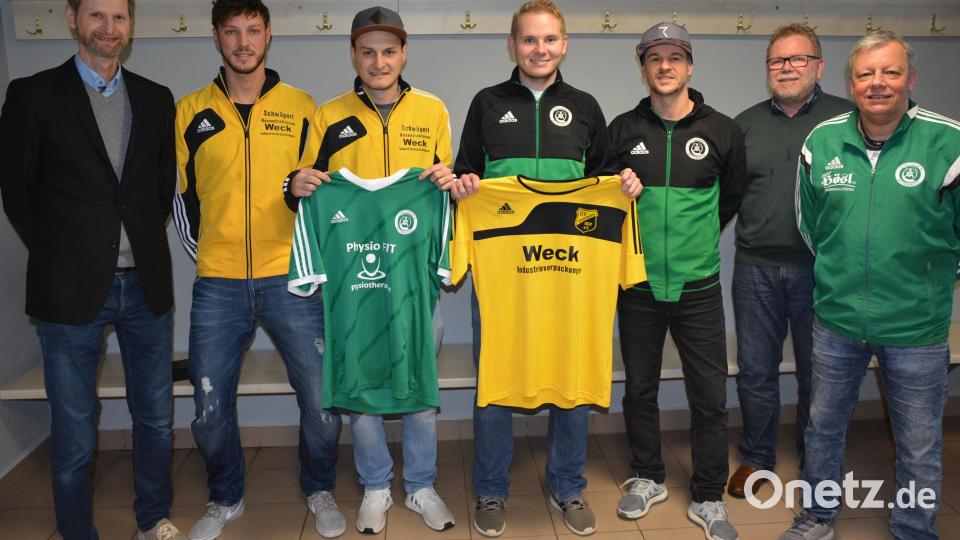 Die zweite Fußballmannschaft des SV Mitterteich und die erste Mannschaft des SV Steinmühle bilden zur neuen Saison 2019/2020 eine Spielgemeinschaft. Das gemeinsame Konzept stellen (von links) Stephan Andörfer, Daniel Wührl, Michael Mark (alle SV Steinmühle), sowie Florian Greim, Markus Broschik, Gerhard Greim und Roland Eckert (alle SV Mitterteich) vor. Bild: jr