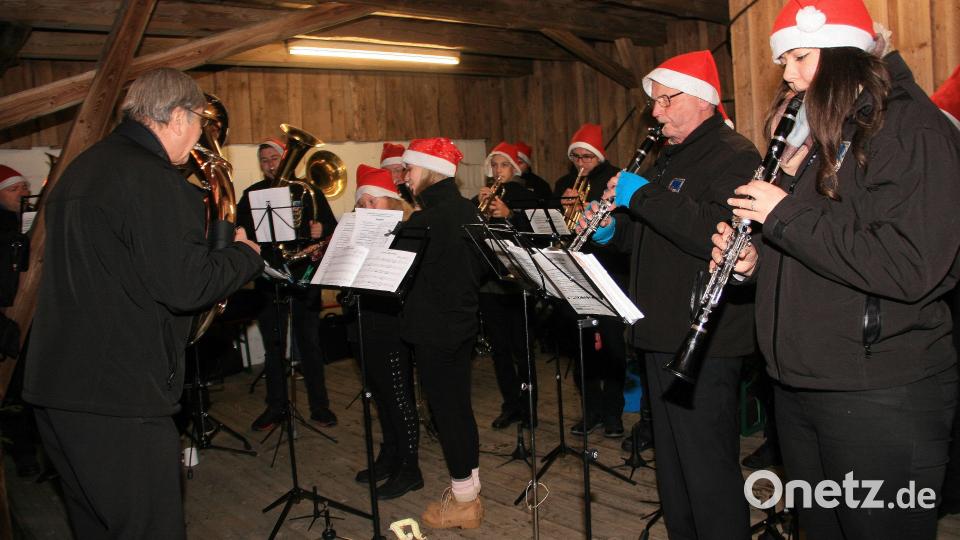 Die Veranstaltung ist eine geschätzte Tradition und ist untrennbar mit Weihnachten verbunden. Im Bild: der Musikverein Wiesau mit ihrem Dirigenten Josef Polata. Bild: wro
