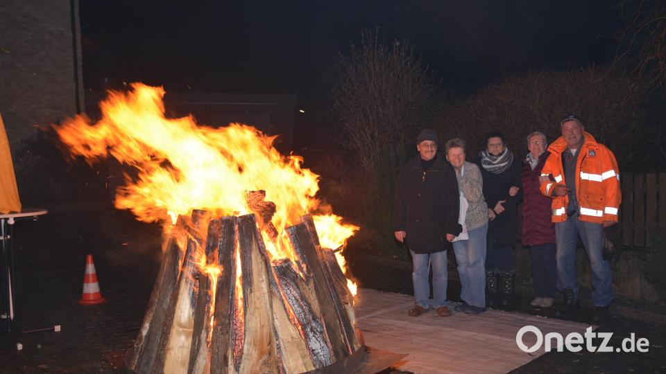 Herbert Brilla (rechts) und Karin Brilla (Zweite von links) feiern die Winterwende. Bild: ak