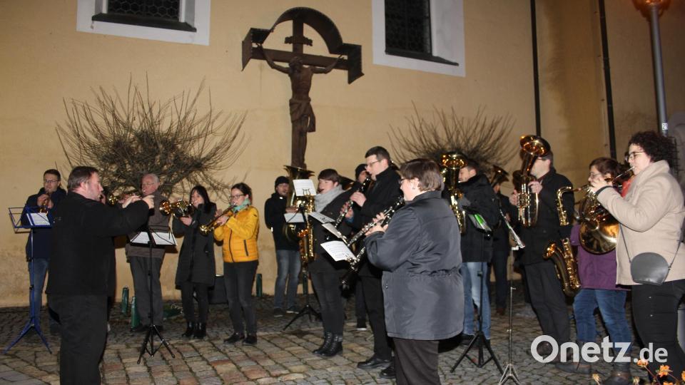 Mit weihnachtlichen Liedern wie „Süßer die Glocken nie klingen", "Kommet ihr Hirten“ oder „Kommt, lasst ihn uns anbeten“ lud die Stadtkapelle Oberviechtach zur Christmette ein. Bild: frd