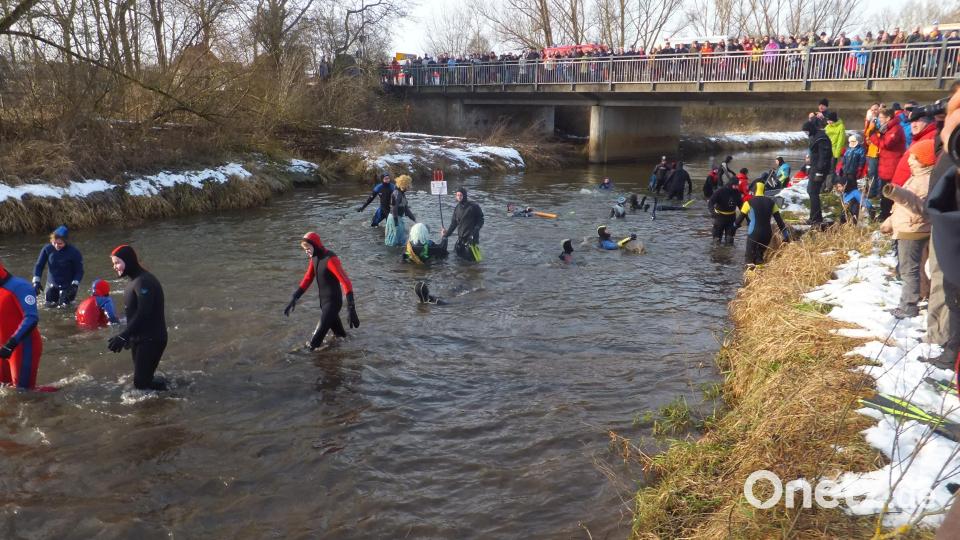Ob schwimmend oder stapfend: Ab in das frostige Vergnügen heißt es für die tapferen Wintervilsschwimmer am Dreikönigstag zum 40. Mal. Bild: ibj