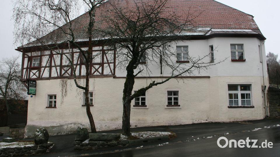 Mit einem Kostenaufwand von rund 1,4 Millionen Euro soll der Gasthof „Zum roten Ochsen“ saniert werden. Der Markt Falkenberg beteiligt sich daran mit 100.000 Euro. Bild: wro