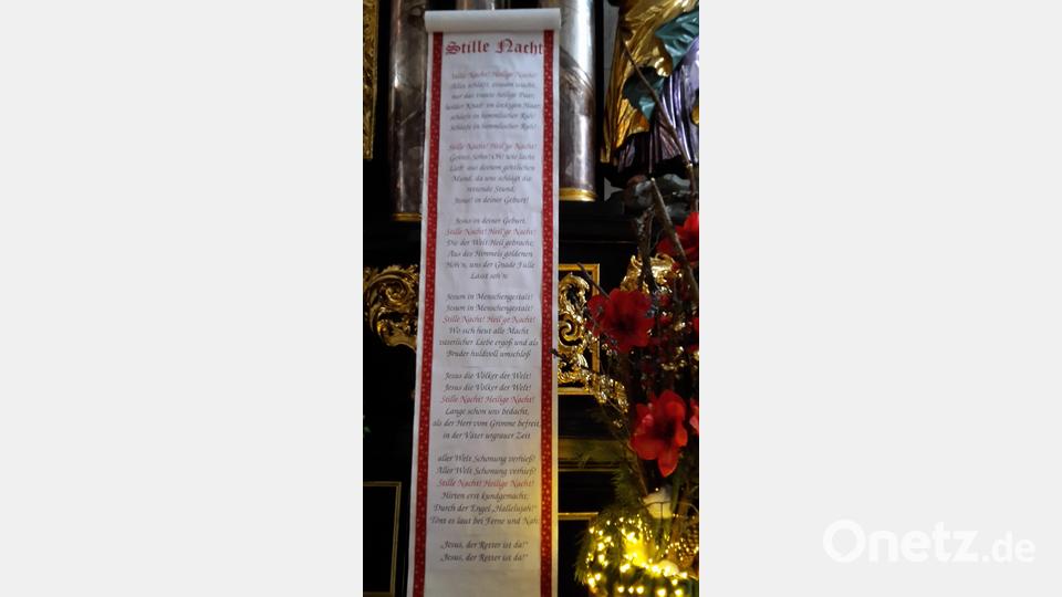 Vor 200 Jahren wurde erstmals das im Salzburger Land entstandene Weihnachtslied „Stille Nacht, heilige Nacht“ gesungen. Pfarrer Prechtl nahm dies zum Anlass, das in die Dekoration des Altarraums einfließen zu lassen. Bild: mng