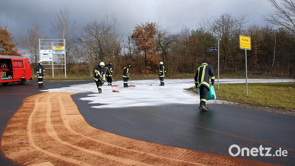 Einsatzkräfte bei der Ölspurbeseitigung. Bild: jma