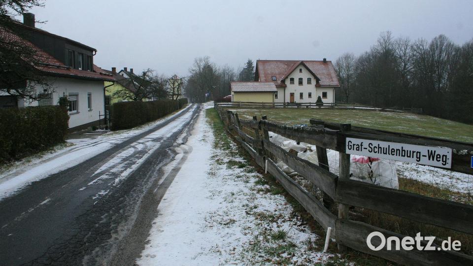 Der Graf-Schulenburg-Weg dient als obere Zufahrt zur Burg. Für den Ausbau beantragt die Gemeinde eine Förderung. Bild: wro