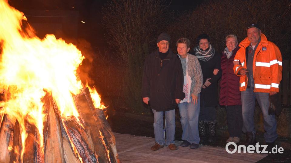 Herbert Brilla (rechts) und Karin Brilla (Zweite von links) feiern die Winterwende. Bild: ak