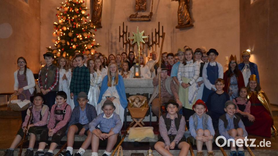 Die Ministranten führen am Heiligen Abend in der Pfarrkirche ein Krippenspiel auf. Bild: gi