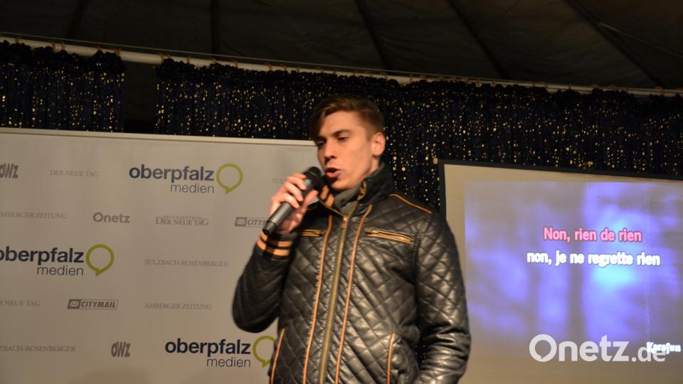 Karaoke am Weihnachtsmarkt begeistert Sänger und Zuhörer in Amberg und ist Kult. Bild: Enrico Hanf