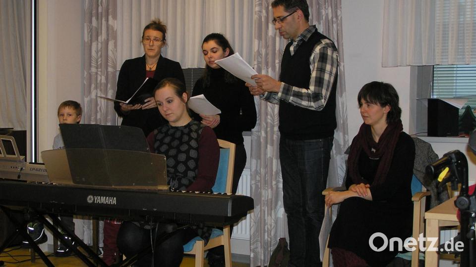 Begleitet von Nina Reinke an der Hammondorgel begeisterten Katrin Filbinger, Jana Daubner, Siegbert Filbinger und Julia Daubner die Senioren mit ihrem Gesang. Bild: öt