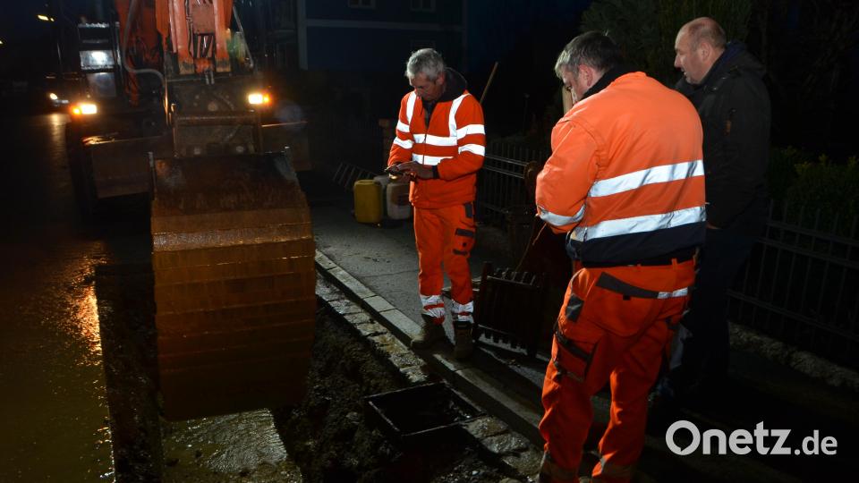 Bereits in stockdunkler Nacht rückt der Bauhoftrupp an. Ausgerechnet ein großer Wasserrohrbruch beschäftigt die Bauhofmitarbeiter am ersten freien Tag vor dem Weihnachtsfest. Eine schöne Bescherung. Die Anwohner am Finkenweg waren einen Vormittag lang ohne Wasserversorgung. Bild: dob