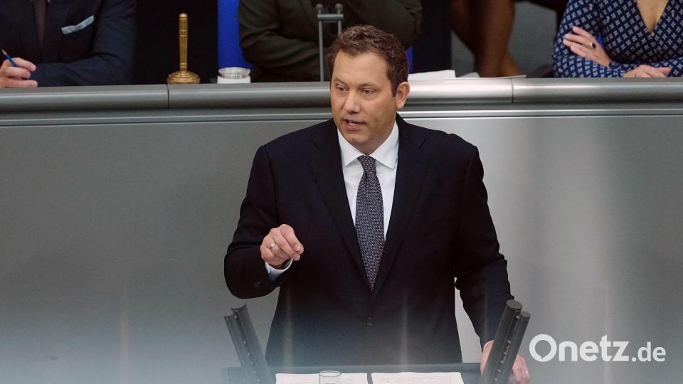 Gestern im Bundestag war Klingbeil die Verletzung noch nicht anzusehen. (Archivbild) Bild: Kay Nietfeld/dpa
