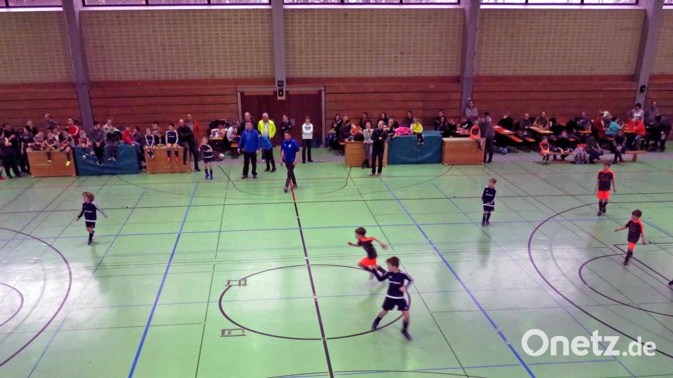 Spannende Spiele können die Zuschauer beim Hallenturnier für Nachwuchsmannschaften an vier Tagen in der Turnhalle des Gymnasium Neustadt erleben. Bild: adj