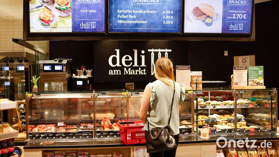 In einigen Rewe-Filialen gibt es ein Deli, in dem sich Kunden mit frischen Speisen eindecken können. Bild: Thomas Banneyer/dpa