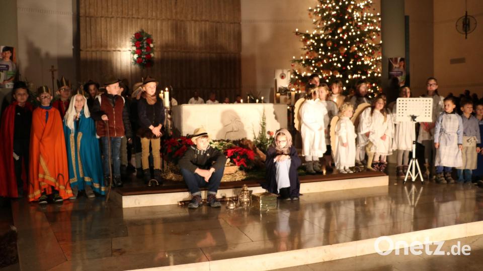 Ein perfekt einstudiertes Weihnachtsspiel zeigen die Kinder in der Heilig-Geist-Kirche. Bild: exb