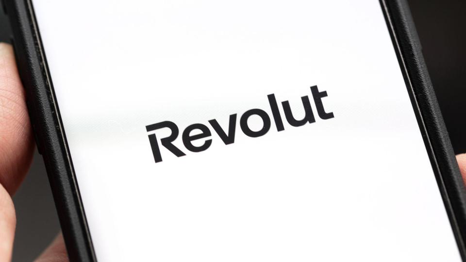 Die britische Bank Revolut hat keine Filialen, bietet aber hohe Zinsen - und wird höher bewertet als die Deutsche Bank (Archivbild) Bild: Fernando Gutierrez-Juarez/dpa