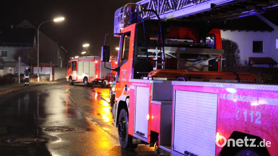 Die Feuerwehr steht bereit - auch mit der Drehleiter. Bild: za