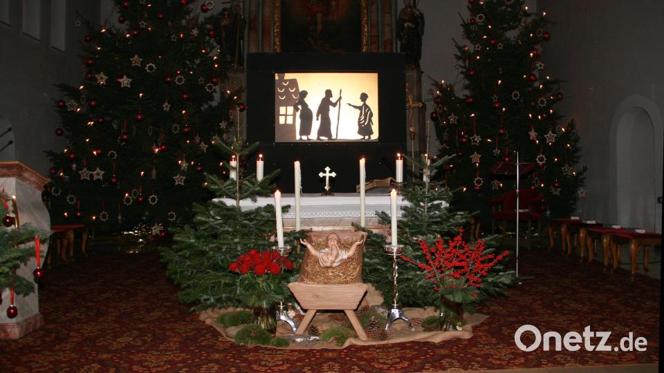 Während des Krippenspiels blieb die Bühne menschenleer. Die Weihnachtsgeschichte wurde als Schattentheater nacherzählt. Bild: wro