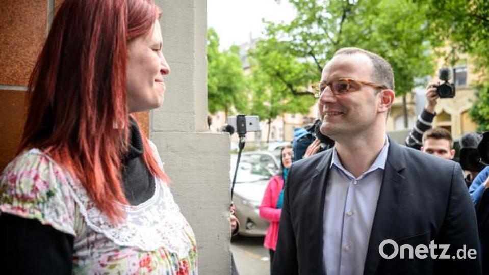 Die Hartz IV-Empfängerin Sandra Schlensog (links) begrüßt Gesundheitsminister Jens Spahn (CDU). Schlensog initiierte eine Online-Petition, mit der Gesundheitsminister Spahn aufgefordert wird, Hartz IV selbst auszuprobieren. Rund 200.000 Menschen haben sich inzwischen angeschlossen. Bild: Sina Schuldt/dpa