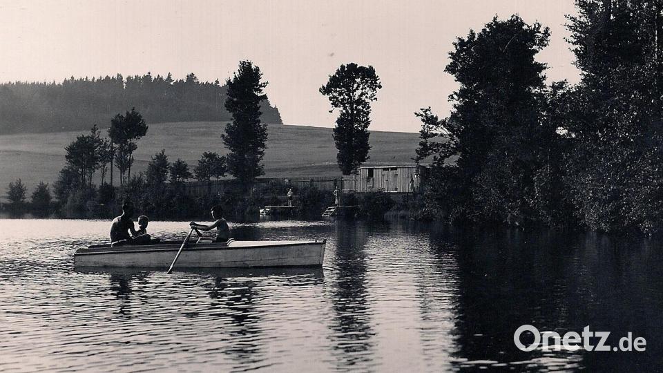 Das alte Bild zeigt die öffentliche Badeanstalt „Kornthaner Weiher“ mit den Kabinen. Vorne ist das 1935 angeschaffte Ruderboot zu sehen. Repro: wro