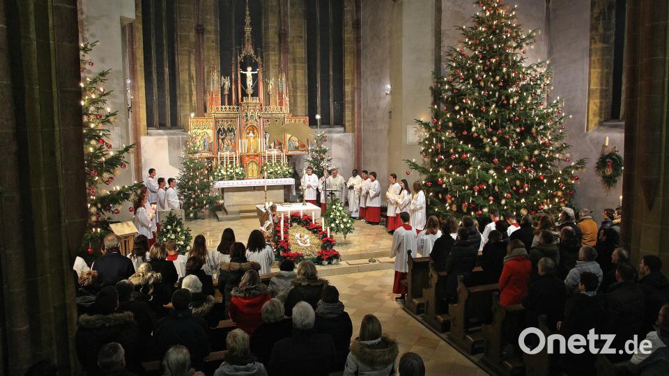 Beim Gloria erstrahlen die Scheinwerfer und gleisendes LIcht zeigt die ganze Pracht des weihnachtlich geschmückten Altarraumes im Johannisdom Bild: bph