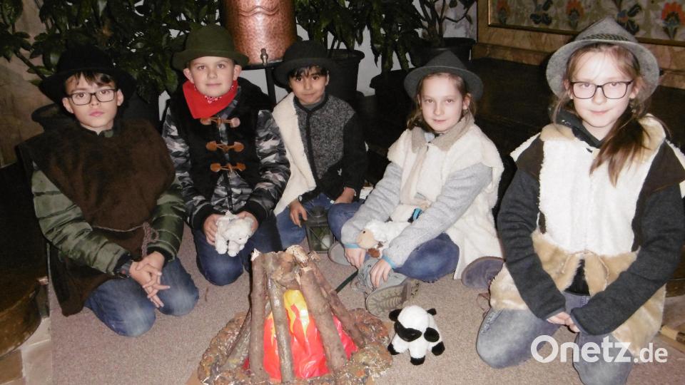 Nicht nur die Kostüme sitzen. Auch die Requisiten für die Herbergssuche von Maria und Josef sind fertig. Bild: rgl