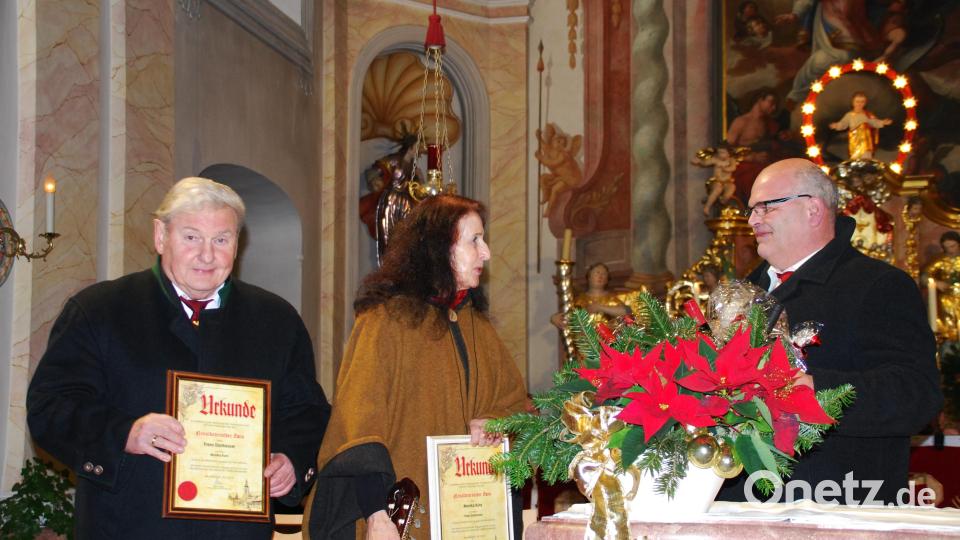 Das Neualbenreuther Zwio wurde zum Abschied durch Bürgermeister Klaus Meyer mit einer Urkunde geehrt. Bild: enz