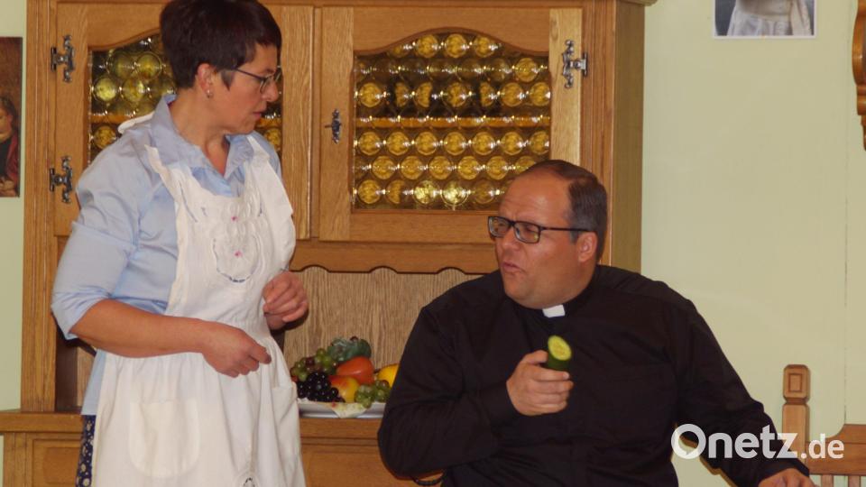 Gurken sind gesünder, davon ist die Haushälterin (Sabine Meindl) überzeugt, die ihrem Bruder, dem Pfarrer Bürstel (Johannes Gillitzer) eine Diät verordnet. Bild: mmj