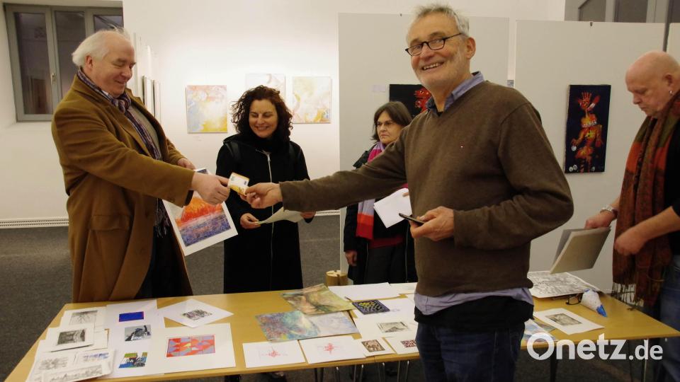 Nur ein Kunstliebhaber (links) war erschienen und hat ein Kunstwerk zum "aufgerufenen" Preis erstanden. Bild: müb