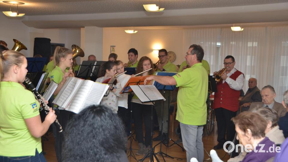 Am ersten Weihnachtsfeiertag bringen die Musikanten der Roggensteiner Jugendkapelle echte Weihnachtsfreude zu den Senioren ins Walter-Siegert-Caritasheim. Bild: dob