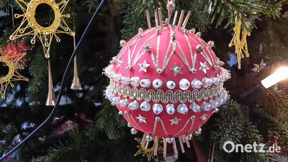 Ein echter Hingucker sind die zahlreichen reich verzierten Christbaumkugeln. Bild: mng