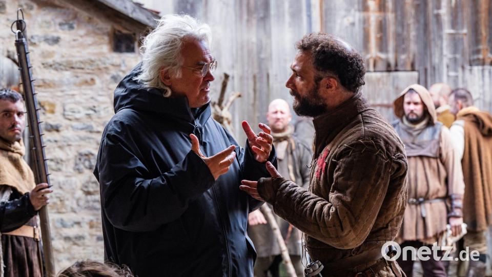 Im Fränkischen Freilandmuseum sprechen Regisseur Paul Greengrass und Schauspieler Cosmo Jarvis über die Dreharbeiten. (Handout) Bild: Betina La Plante/Focus Features/Leonine/dpa
