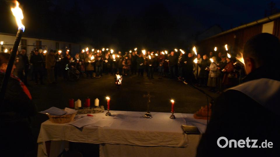 Die Andacht vor zahlreichen Besuchern zelebrierte Pater Witold vom Kloster St. Felix. Bild: hcz