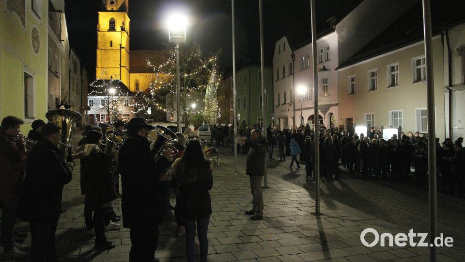 Zahlreiche Zuhörer tauschten Weihnachtswünsche aus, genossen den heißen Glühwein der Ministranten und lauschten dabei den besinnlichen Klängen der Bläser. Bild: bph