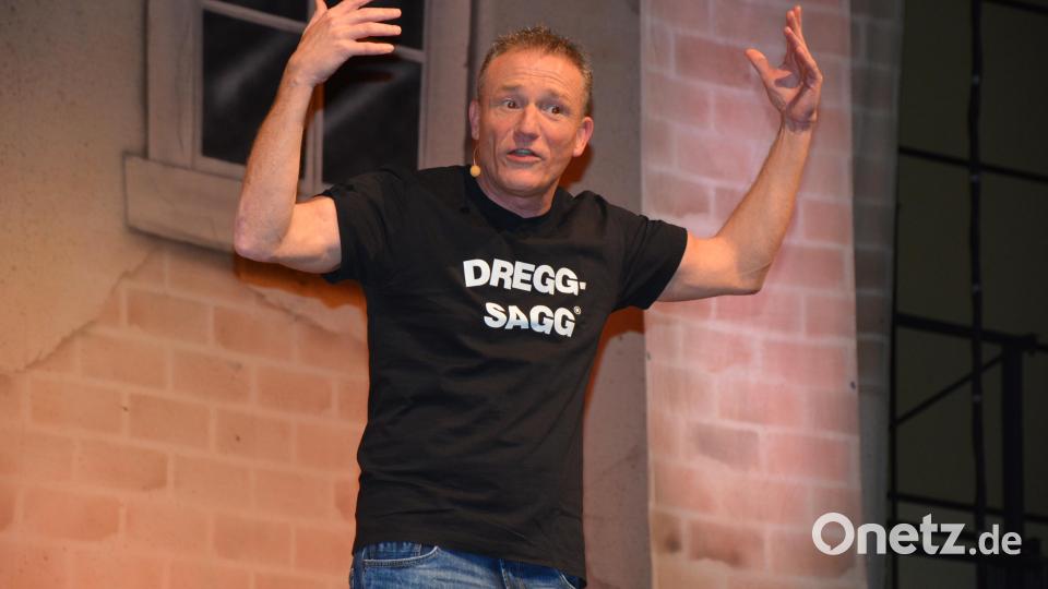 Einen bestens aufgelegten Michl Müller erleben die Zuschauer in der Mitterteicher Mehrzweckhalle. Scharfsinnig nimmt der Comedian Aktuelles aus Politik und Gesellschaft aufs Korn. Er kommt sympathisch, gewohnt lebensnah und authentisch rüber. Seine Fans sind begeistert. Bild: jr