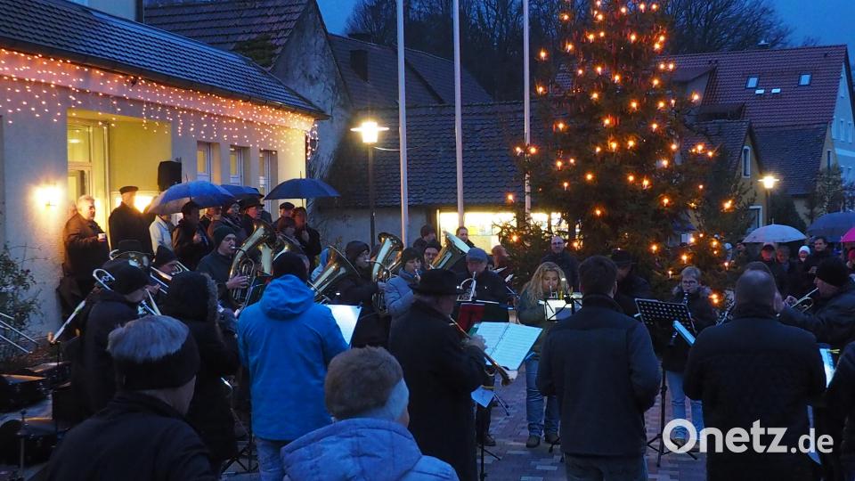 Mit "Oh, du Fröhliche" feiern die Blaskapelle, der Posaunenchor und der Chor unterm Weihnachtsbaum einen gebührenden Abschluss des Adventssingens. Bild: fam