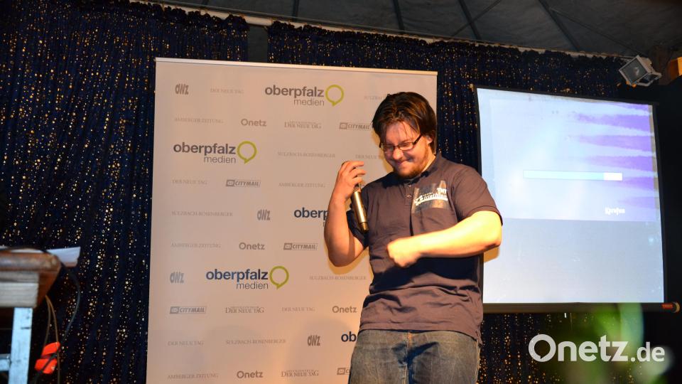 Karaoke am Weihnachtsmarkt begeistert Sänger und Zuhörer in Amberg und ist Kult. Bild: Enrico Hanf
