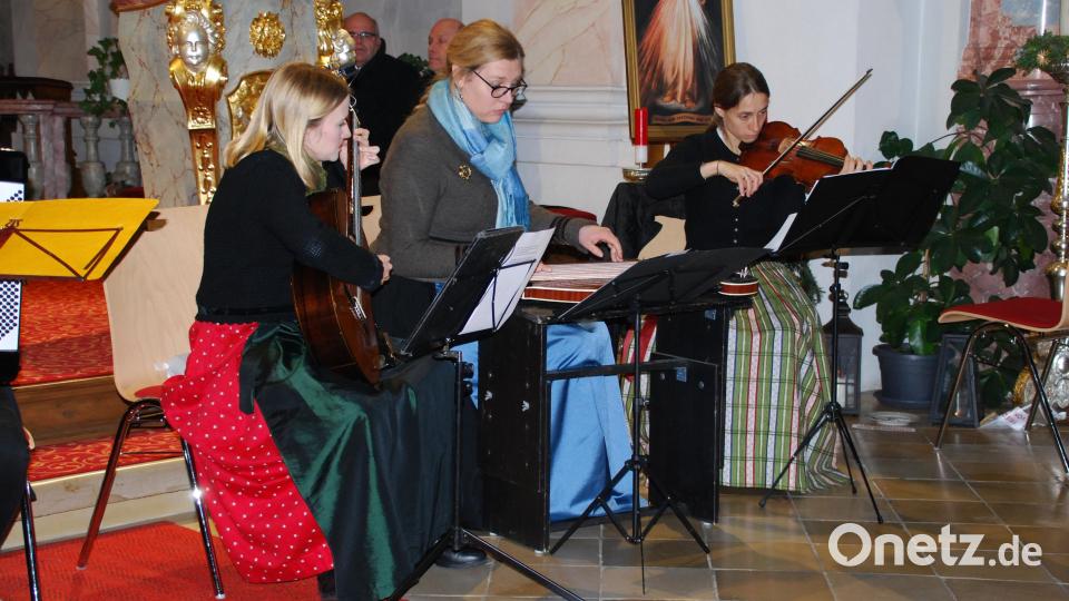 Die Neualbenreuther Saitn-Musik während des Weihnachtskonzerts. Bild: enz