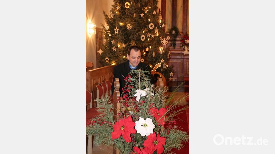 Pfarrer Klausfelder stimmte die Gäste mit besinnlichen Texten auf Weihnachten ein und begleitete das Ensemble auf dem Klavier. Bild: rpp
