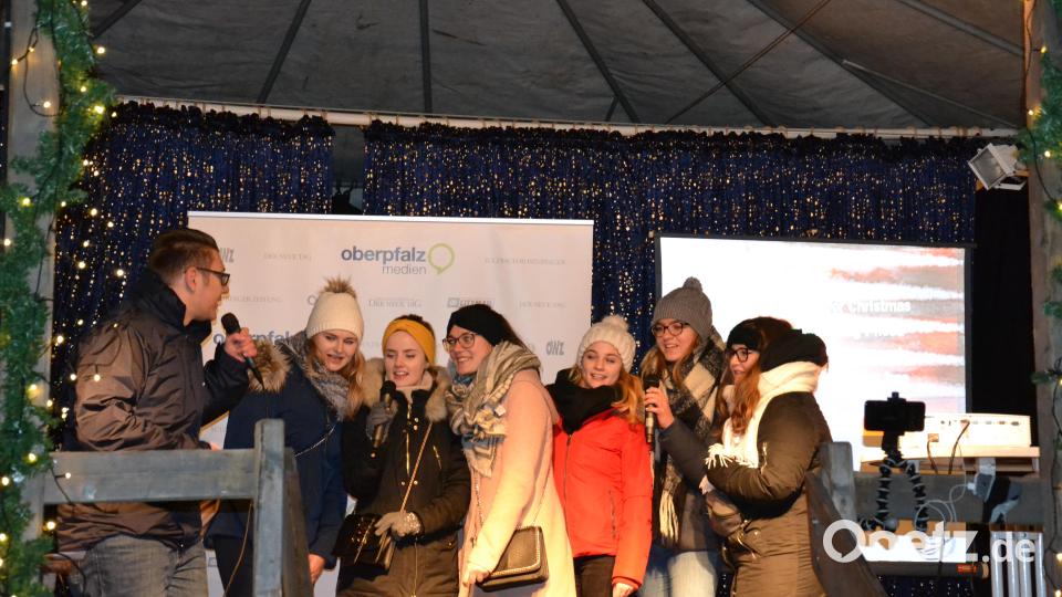 Karaoke am Weihnachtsmarkt begeistert Sänger und Zuhörer in Amberg und ist Kult. Bild: Enrico Hanf