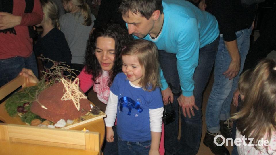 Bei einer Ausstellung zeigen die Kinder ihren Eltern voller Stolz die selbst gebastelten Krippen. Bild: si