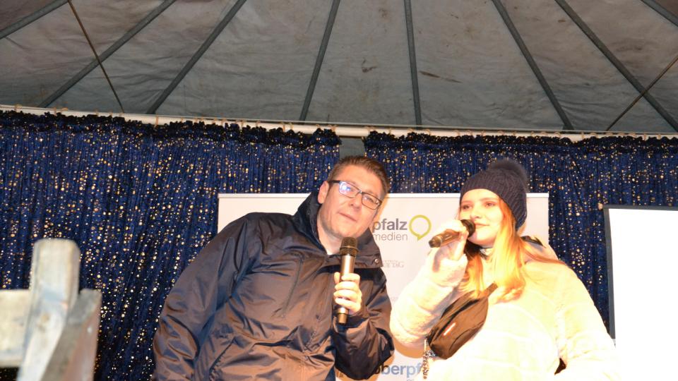 Karaoke am Weihnachtsmarkt begeistert Sänger und Zuhörer in Amberg und ist Kult. Bild: Enrico Hanf