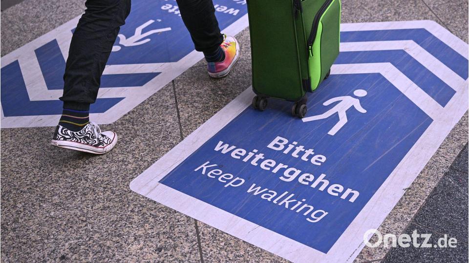 Auch mit Aufklebern auf dem Boden will die Bahn Engpässe am Münchner Hauptbahnhof vermeiden. (Archivbild) Bild: Sven Hoppe/dpa