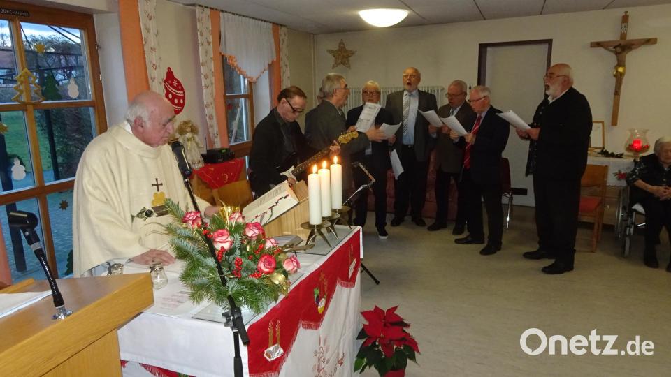 Der Männerchor des Gesangvereins gestaltete die Chistmette im Altenheim. Bild: hm