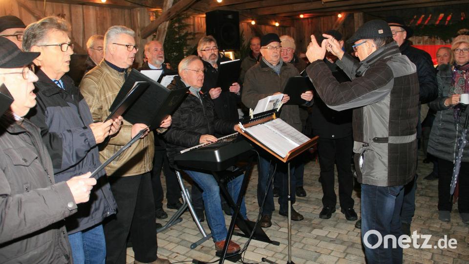 Die musikalische Leitung am Dirigentenpult der Liedertafel hatte wieder Gottfried Hofmann inne. Begleitet wurden die Schönhaider von Manfred Riedl am E-Piano. Bild: wro