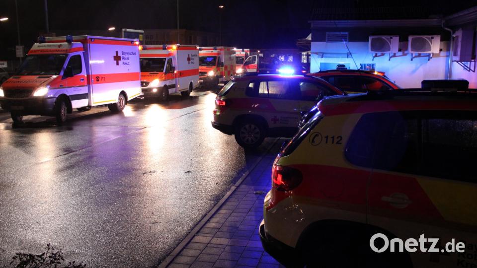 Rettungswagen stehen dicht gedrängt. Bild: za