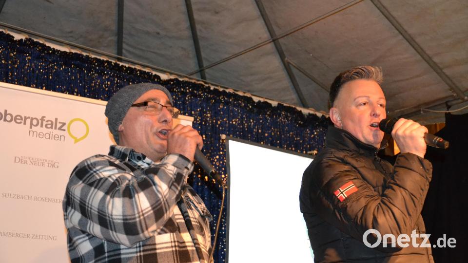 Karaoke am Weihnachtsmarkt begeistert Sänger und Zuhörer in Amberg und ist Kult. Bild: Enrico Hanf