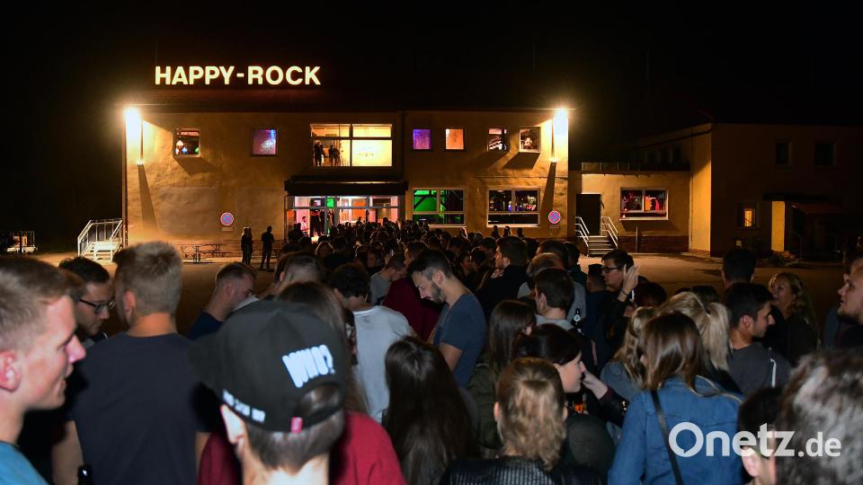 Ein Prost auf alte Zeiten: Die Kultdisco Happy Rock in Kropfersricht bei Sulzbach-Rosenberg öffnet im August wieder nach drei Jahren Renovierungsarbeiten. Bild: Hartl