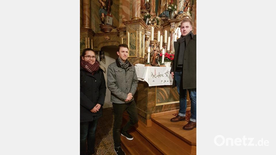 Mit der Adventszeit endet auch das sogenannte „Frauentragen“. Nach der Christmette stellen Jugendliche der KLJB Thurndorf die Figur der Gottesmutter auf den Altar zurück. Bild: hzi