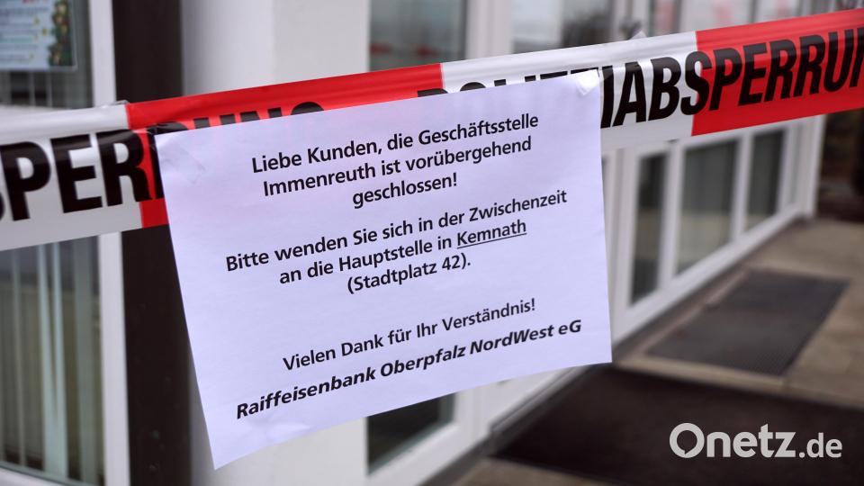 Ein Hinweisblatt, auf das Polizeiabsperrband geklebt, erklärt, dass die Geschäftsstelle derzeit geschlossen ist. Bild: bkr