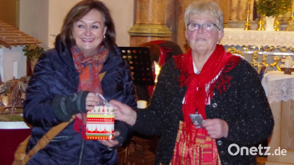 421 Euro an Spenden überreicht Initiatorin Edeltraud Frank (rechts) an die Vorsitzende der Mitterteicher Tafel Nicole Fürst. Bild: ang